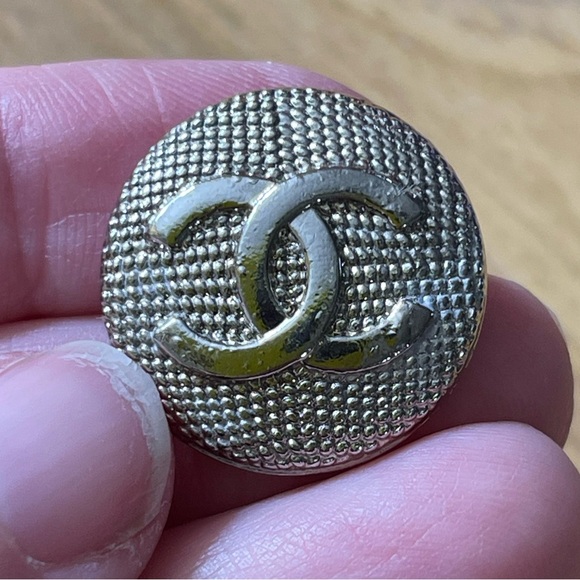 CHANEL Silver Circular Brooch Button with Iconic Logo and 41 Inch Belt Chain - Picture 1 of 14